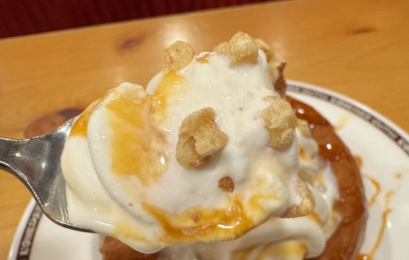 トッピングされているキャラメルソースはソフトクリームとも相性抜群！