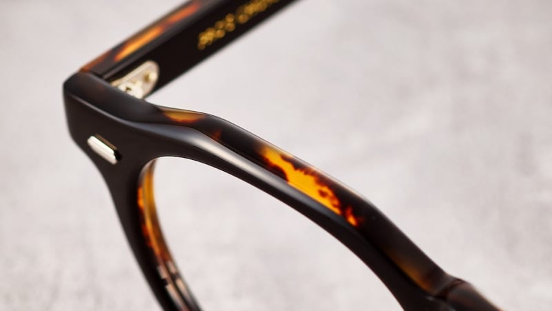 フレームに立体感を出すことで、顔周りに立体的な印象をプラス