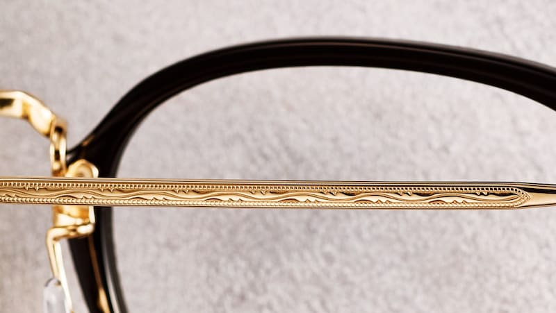 テンプルに施した幾何学模様の彫金