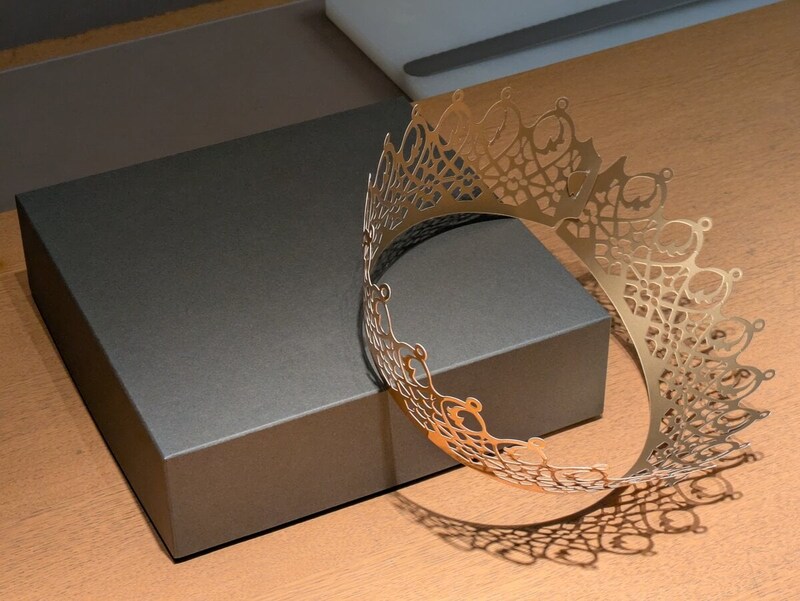 UN GRAINの「ガレット デ ロワ ナチュール」にはフェーブを引き当てた人が被る紙製の王冠付き