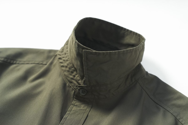 立ち襟にすることで防寒性をアップ