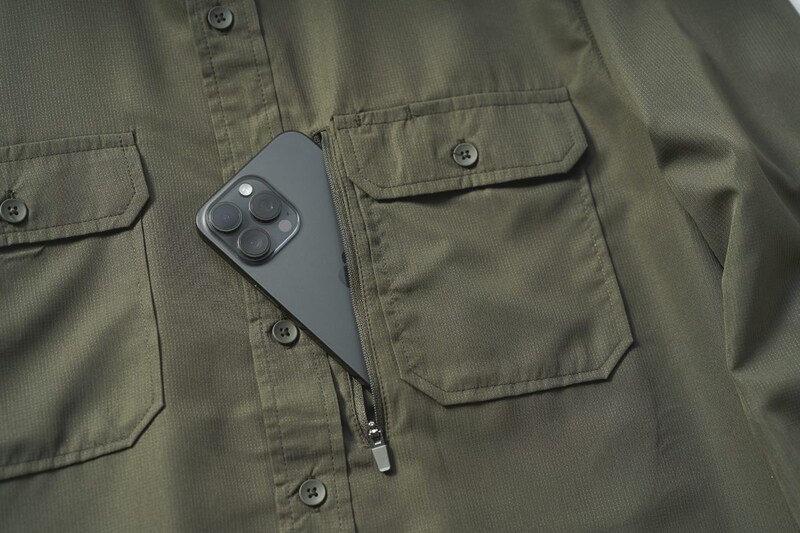 両胸のポケットに加え、ジップポケットも完備