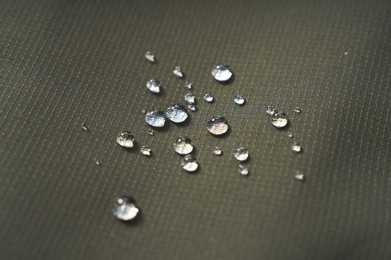 本体にはポリエステル100％でテフロン加工が施されている