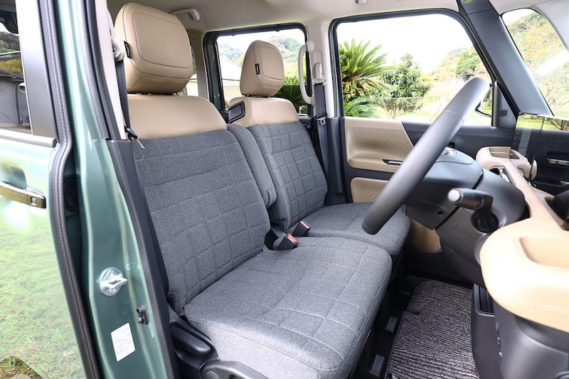 上級グレードではベージュをベースにした家具のようなシート