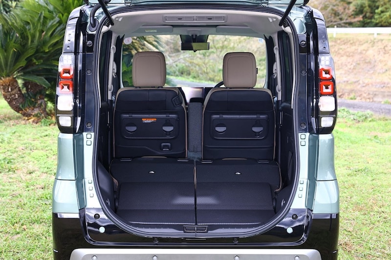 後席だけでなく前席も倒してフラットにできる