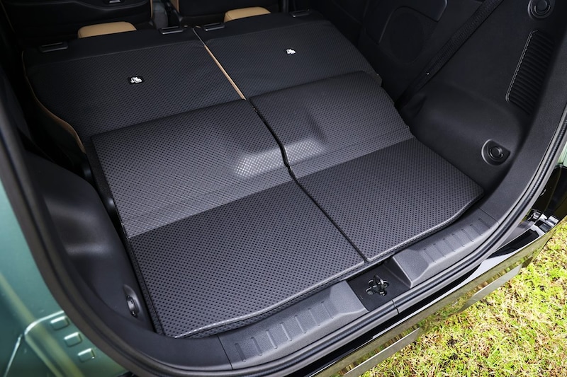 ラゲッジフロアとシートバックの間にはボードが取り付けられている