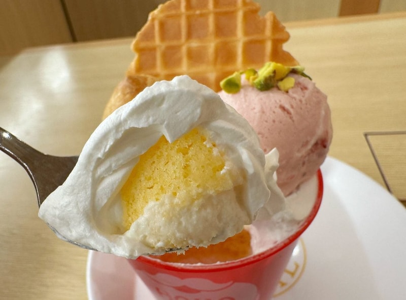 中はなめらかなマスカルポーネムースや甘酸っぱいストロベリーソースが入ったショートケーキに！