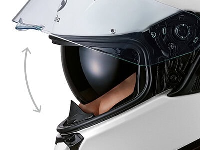 日差しの強いシーンで効果を発揮してくれる専用設計の大型インナーサンシェードを装備