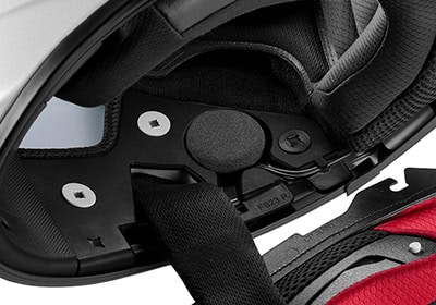 インカムのスピーカーに対応したスペースの確保