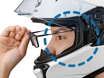 メガネユーザーのためにスムーズな装着を可能にした眼鏡対応のチークパッド