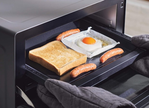 付属のグリルプレートを使うと、トーストと焼き物料理が一度に作れる