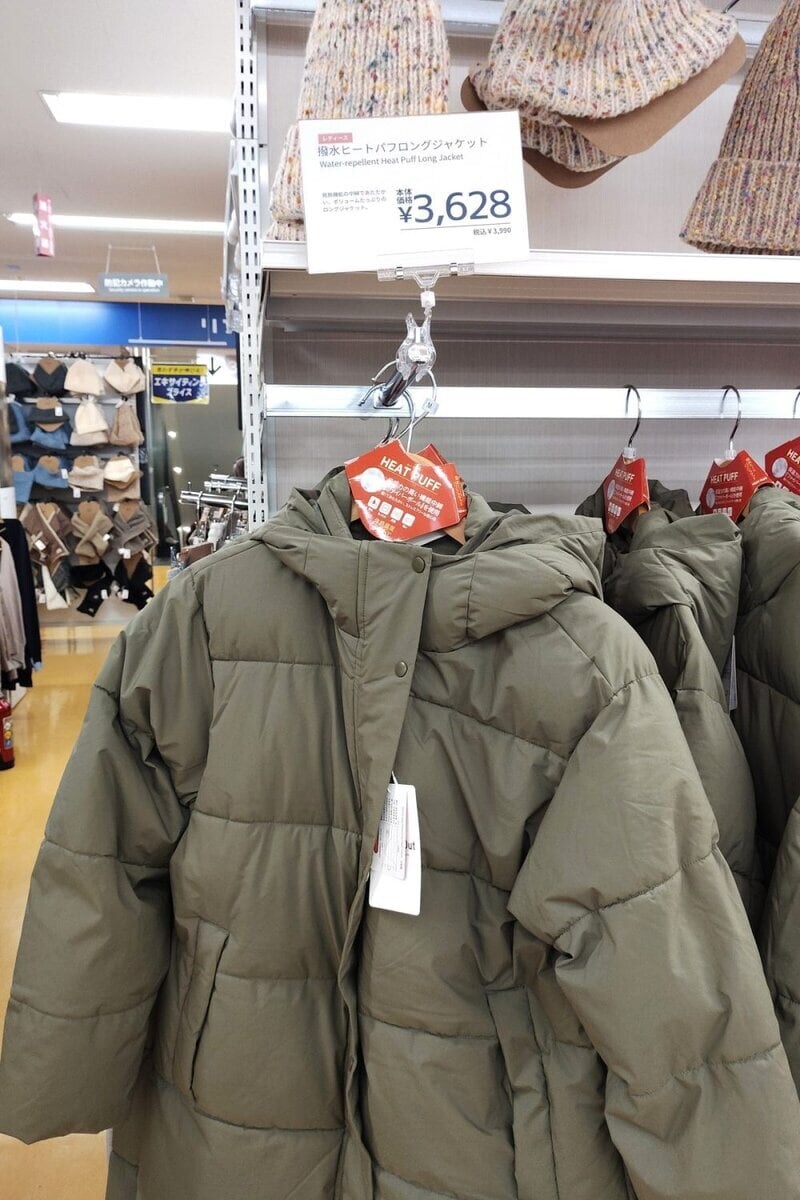 ダウンジャケット風のロング丈の上着も税抜￥3,628