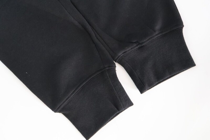 裾がすぼまっている