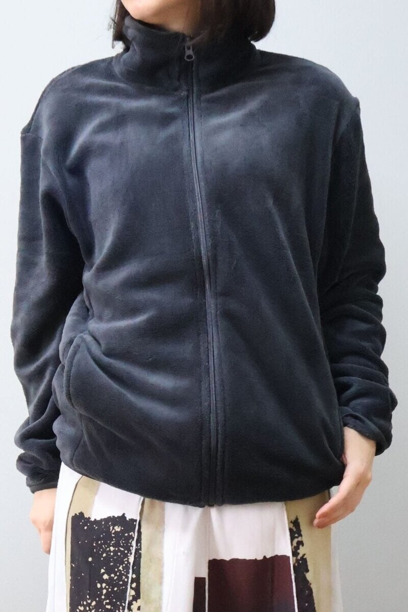 部屋着としても外出時のアウターとしてもどちらもOKなデザイン