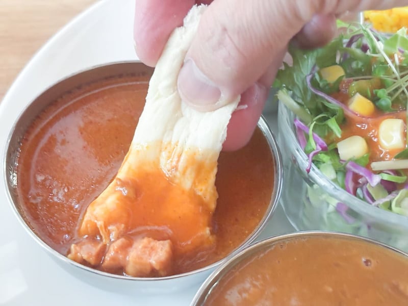 「バターチキンカレー」はスープカレーのようなシャバシャバのカレーです