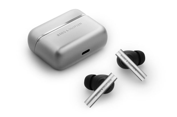 バング & オルフセン「ベオ グレイス」¥183,000/エレクトロダイナミック型Φ12 ㎜チタンドライバー/イヤホン各6g、ケース65g/連続再生最大4.5時間、充電ケースと合わせて17時間