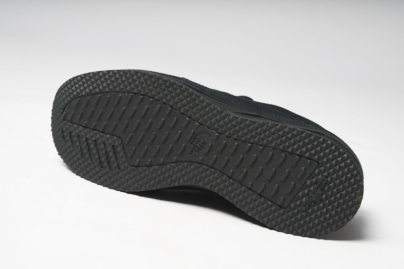 自社開発したSurfaceCTRL™アウトソールを搭載し、濡れた路面でも乾いた地面でも高いグリップ性を実現