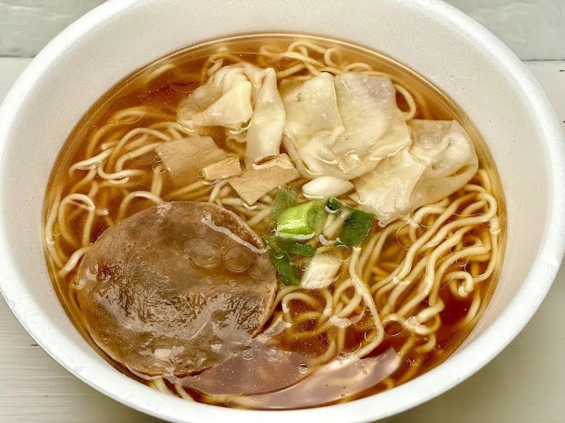 セブンイレブン
セブンプレミアムゴールド 飯田商店 わんたん入りしょうゆらぁ麺