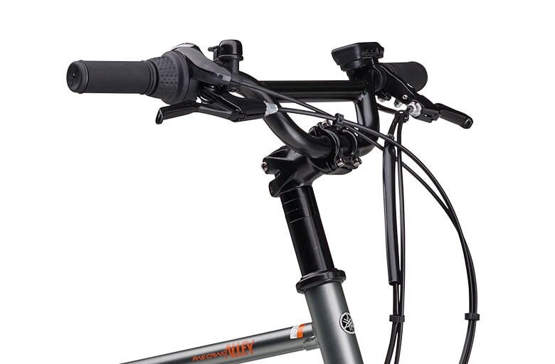 ハンドルにもこだわり、乗り手とハンドルの位置関係と高さや角度などが調整され、誰もが快適に乗れるライディングポジションを実現