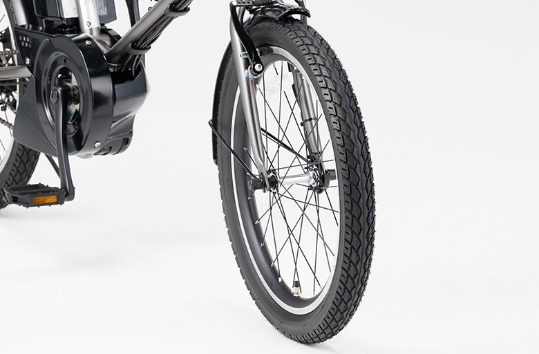 安定感のある走りを実現してくれる20インチ×2.125の太めのタイヤを採用