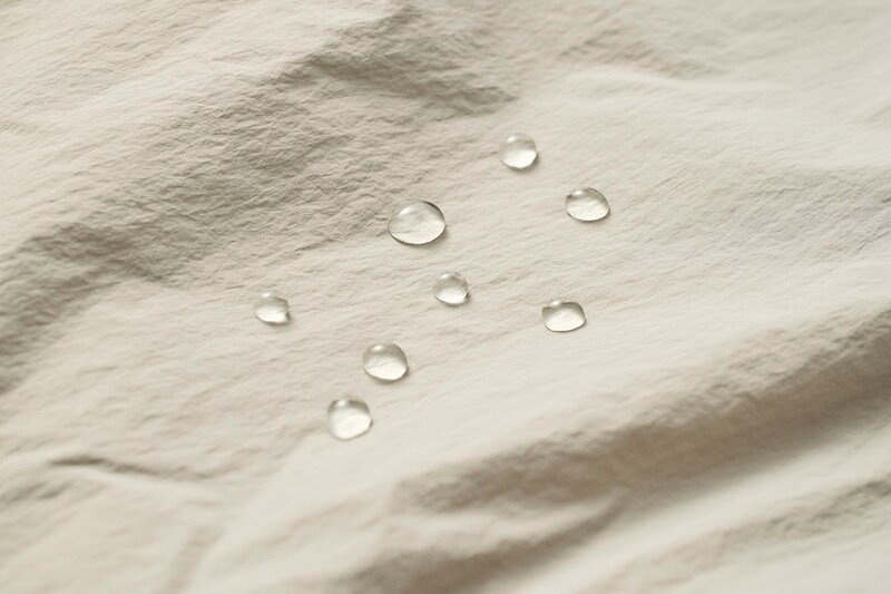 撥水性のあるナイロンを表地に使うことで、小雨でも対応可能