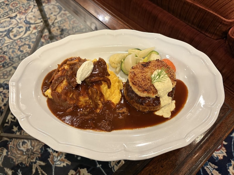 ロイヤルホスト　オムライス〜国産牛のハッシュドビーフソース〜&クラブケーキのせ黒×黒ハンバーグ