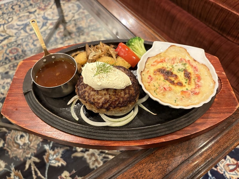 ロイヤルホスト　マスカルポーネの黒×黒ハンバーグ&国産紅ずわい蟹のグラタン