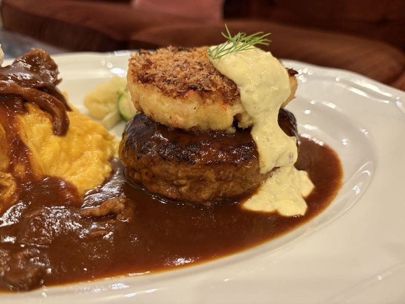 ハンバーグの上にのっているのは、国産紅ずわい蟹のクラブケーキ