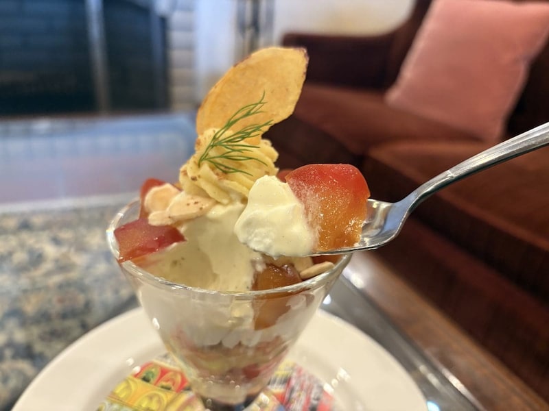 カラメルりんごの皮は、あえて少し残されている。そうすることで、りんご本来の豊かな風味と心地よい食感、酸味が口の中でいっぱいに広がる！