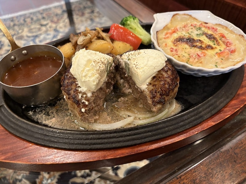 チーズのなめらかな口当たりとワイルドな肉々感が絶妙に絡み合う