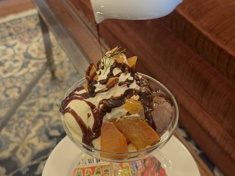 別添えのホットファッジソースを、アイスクリームとホイップクリームにたっぷり回しかければ、ワクワク感倍増！