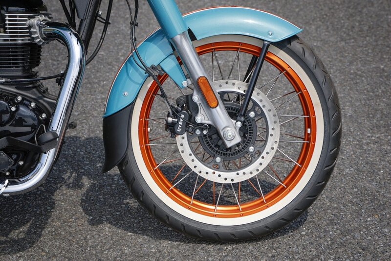 インナーチューブ径41mmの正立式フロントフォークと側面を白くペイントされたホワイトウォール・タイヤ