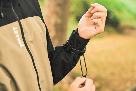 ウエアの上から装着可能