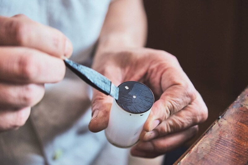 会津伝統工芸士が仕上げる蒔絵文字盤