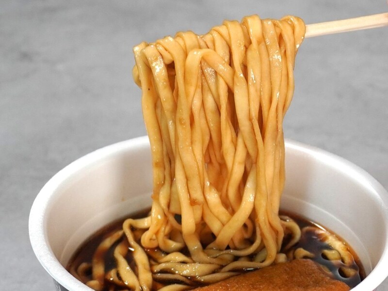 日清のBLACKどん兵衛 黒きつねうどん 粗挽き黒胡椒と濃厚黒醤油スープ