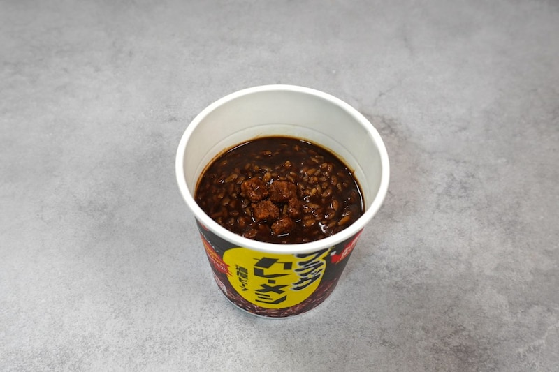 日清ブラックカレーメシ 濃厚ビーフ／ビーフのコクが強めで、とにかく味が濃いです