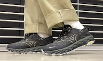 【雨の日も無敵な一足】ビブラムソールにGORE-TEX！“スペックお化け”なミズノ×マハリシ「WAVE MUJIN」をエディターが試し履き