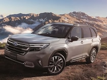 【ヒットモノ大賞2025】本格オフローダーに注文殺到！無双状態の「スバル 新型フォレスター」＆伝説の「スズキ ジムニー ノマド」を識者が徹底解説