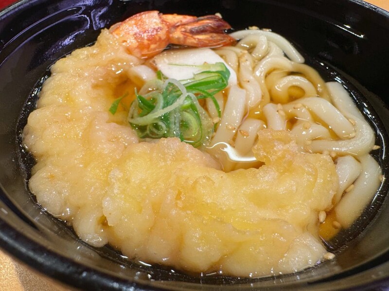 お椀からはみ出そうな大海老天！