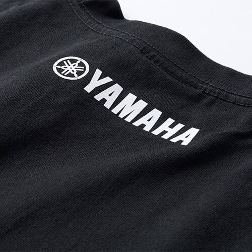無地のバックスタイルにアクセントとなるYAMAHAのロゴマーク