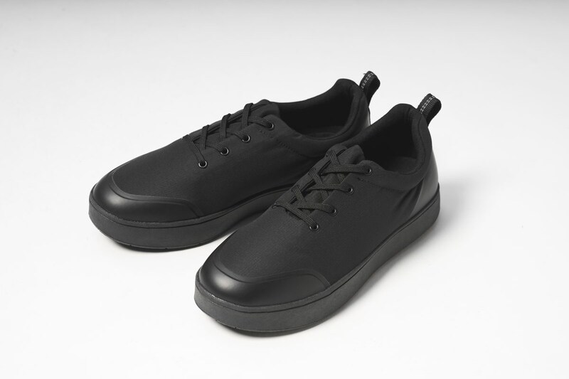 ブラックも展開しているので、ビジネス用のセットアップでもok