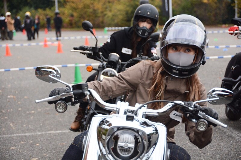 コーナリングのレッスンではコーナーへの侵入と脱出の際の体重移動等を学ぶ