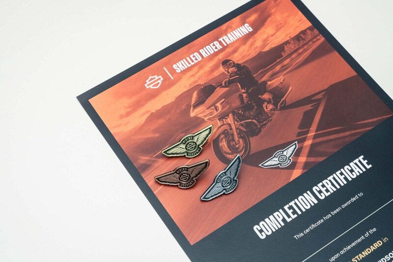 プログラム修了者には、記念のピンバッジ（インストラクターがレッスンにおける評価を行い、レベルに応じてゴールド、シルバー、ブロンズの3種類が用意されている）と修了記念証が授与される