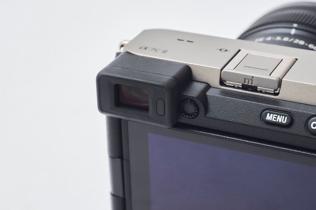 電子ビューファインダーが背面左上に備わっている