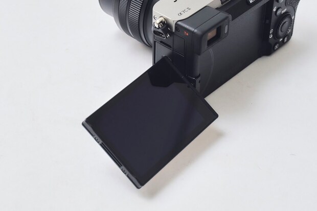 晶モニターは角度を自由に調節できるバリアングル仕様