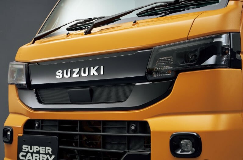 SUZUKIロゴ入りの専用フロントガーニッシュ