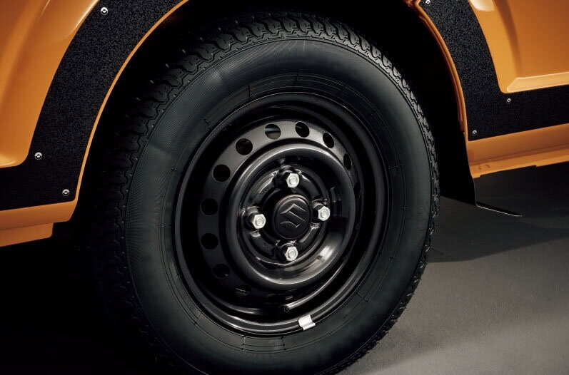 ブラックメタリック塗装の専用スチールホイールで足元を引き締める