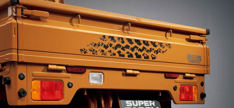 リヤにも専用デカールが施される