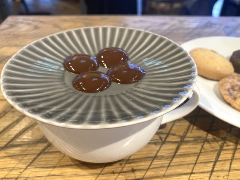 飲み物の熱で、チョコがゆっくり溶けて即席チョコレートソースに