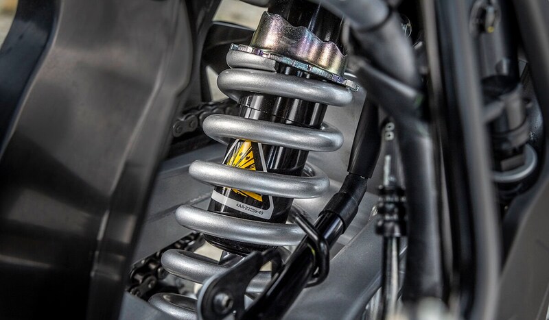 リアは、リンク式のモノクロスサスペンションを採用